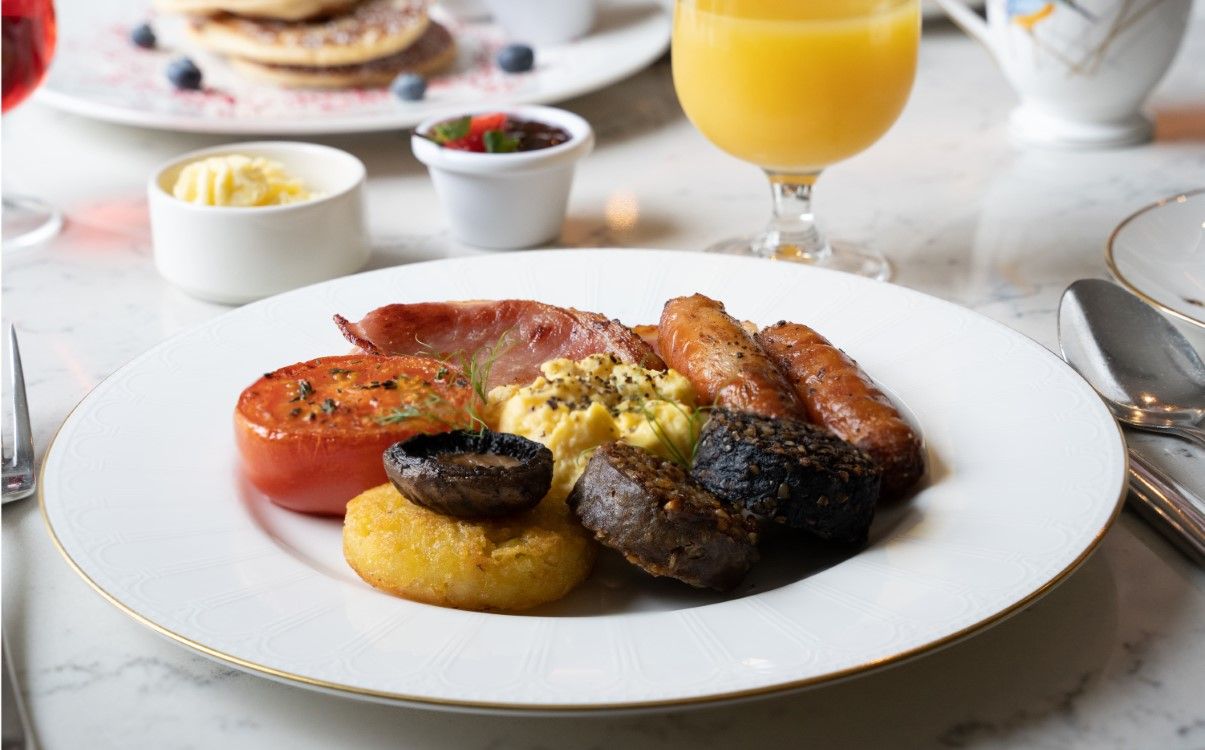 Full Irish breakfast with orange juice in Morelands Grill